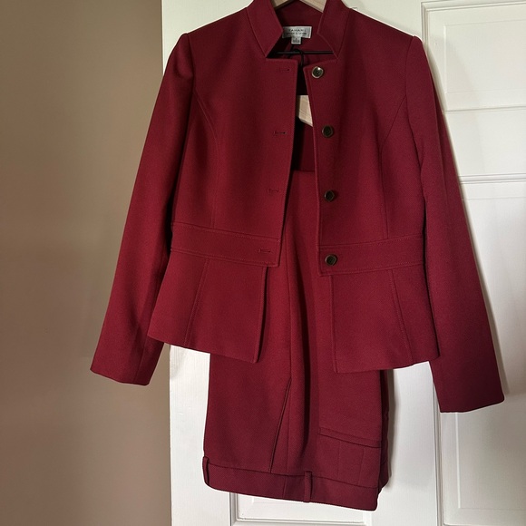 Elegant Women's Suit Set - Picture 3 of 5